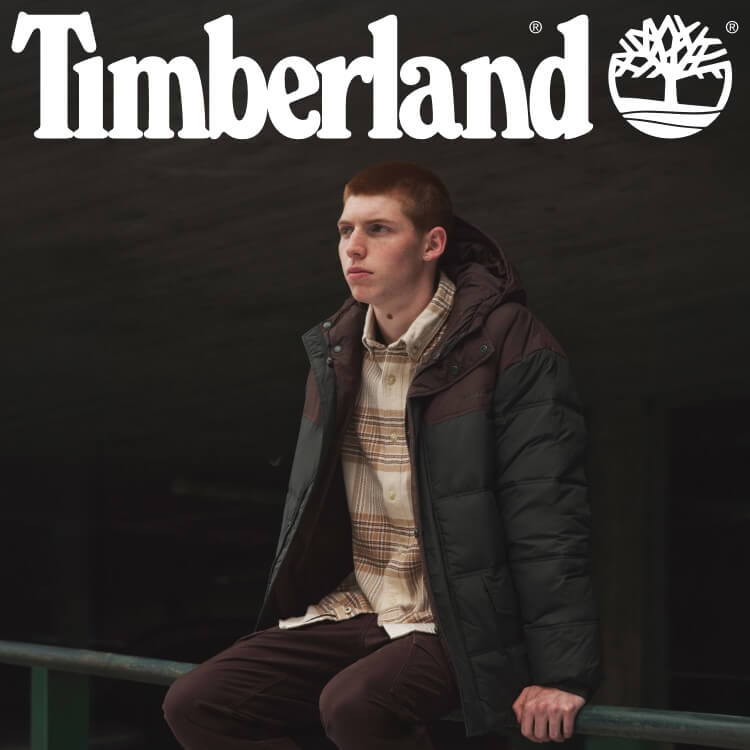 Ragazzo che indossa abbigliamento e scarpe Timberland