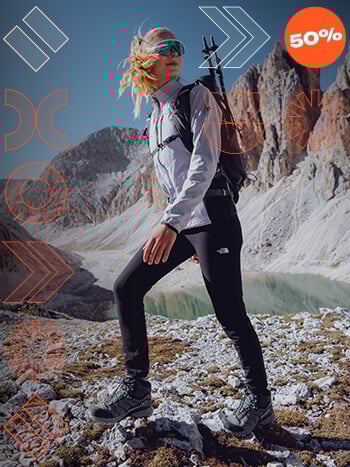 Ragazza che cammina in alta montagna