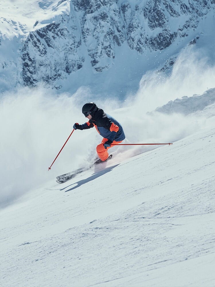Ragazzo che sci su pista con abbigliamento ed attrezzatura McKinley