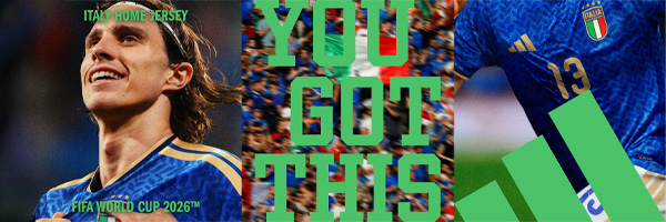 Calciatore che indossa la maglia ufficiale dell'Italia