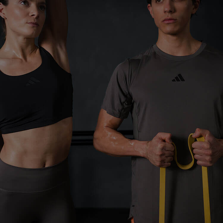 Ragazza e ragazzo che si allenano in palestra