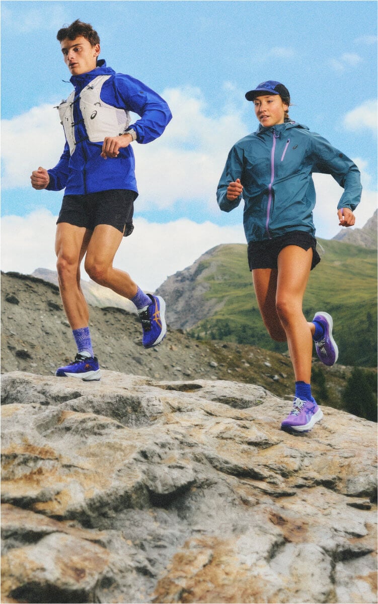 Persone che corrono con scarpe da trail Asics Trabuco 14