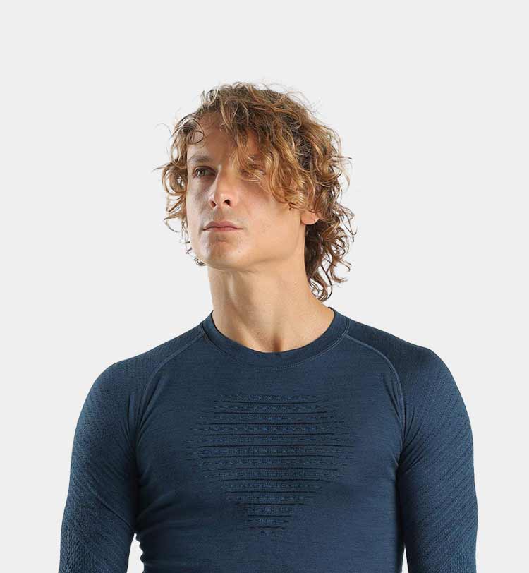 Ragazzo che indossa maglia intimo termico Odlo