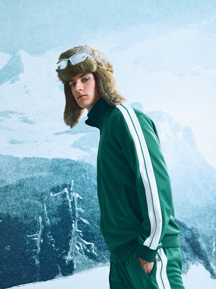 Ragazzo che indossa tuta Ellesse verde e bianca