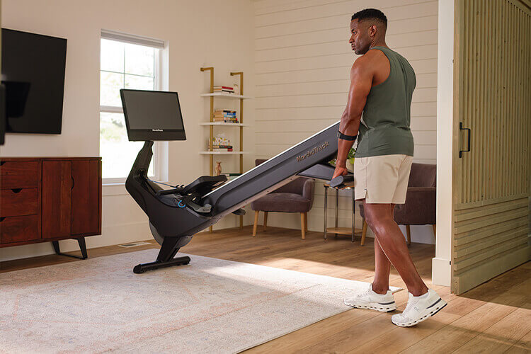 Ragazzo che si allena con vogatore Nordictrack RW900