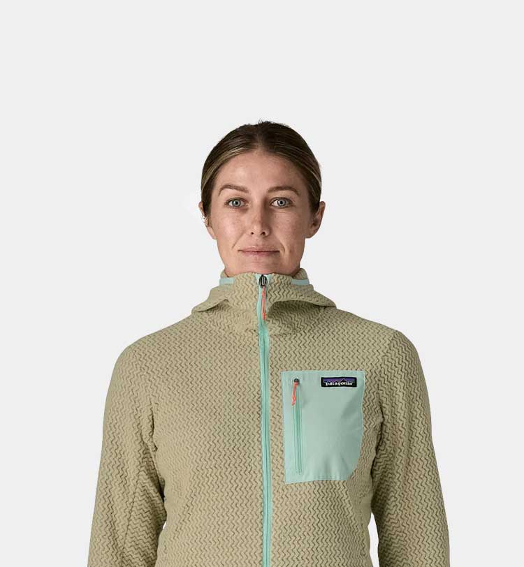 Donna che indossa pile Patagonia R1 con cappuccio