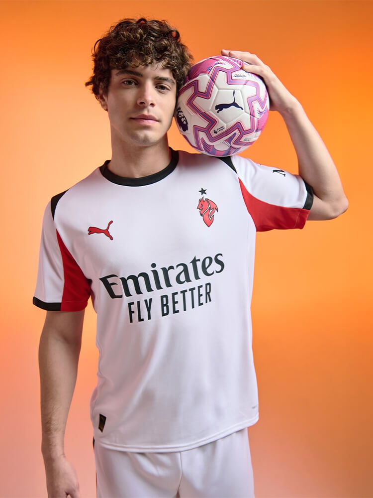 Ragazzo pronto a giocare a calcio