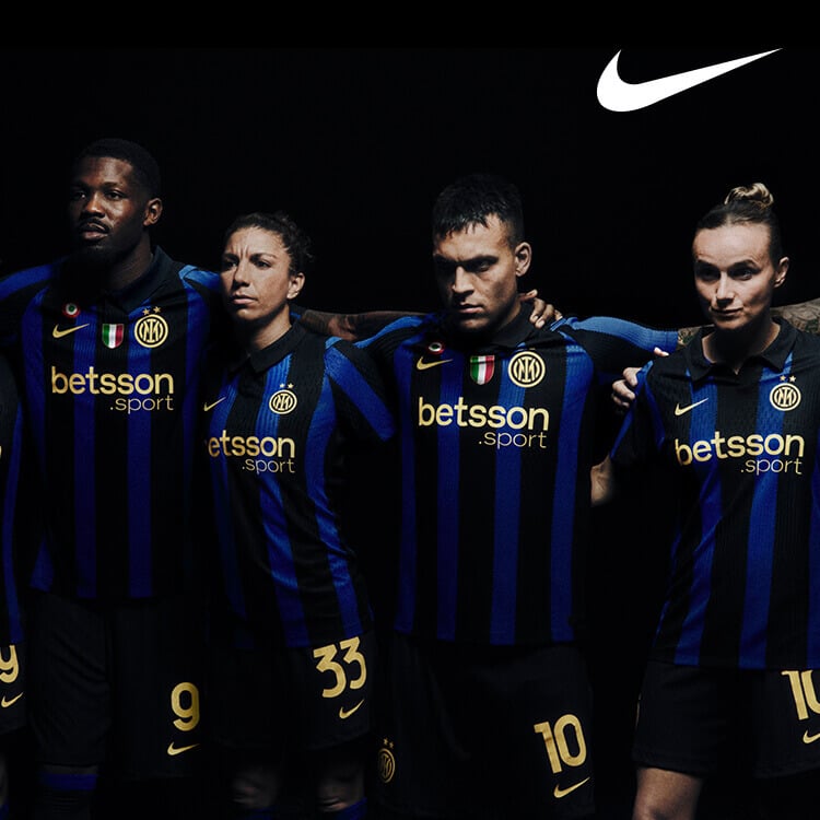 Calciatori che indossano maglia ufficiale Nike Inter Home Jersey 26/27