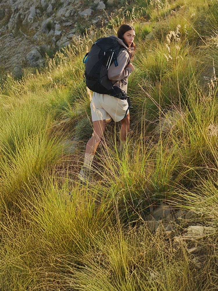 Ragazza in montagna che indossa scarpe da escursionismo Salomon