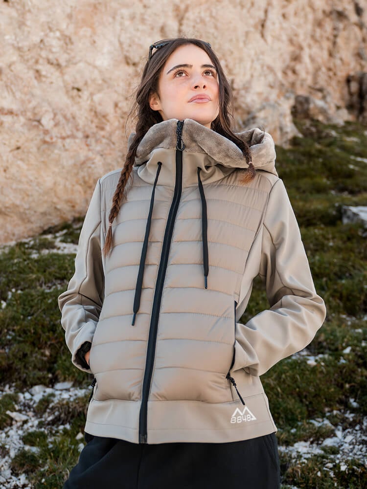 Ragazza in montagna che indossa giacca tecnica 8848