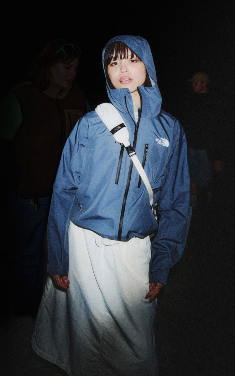 Ragazza che indossa giacca outdoor The North Face