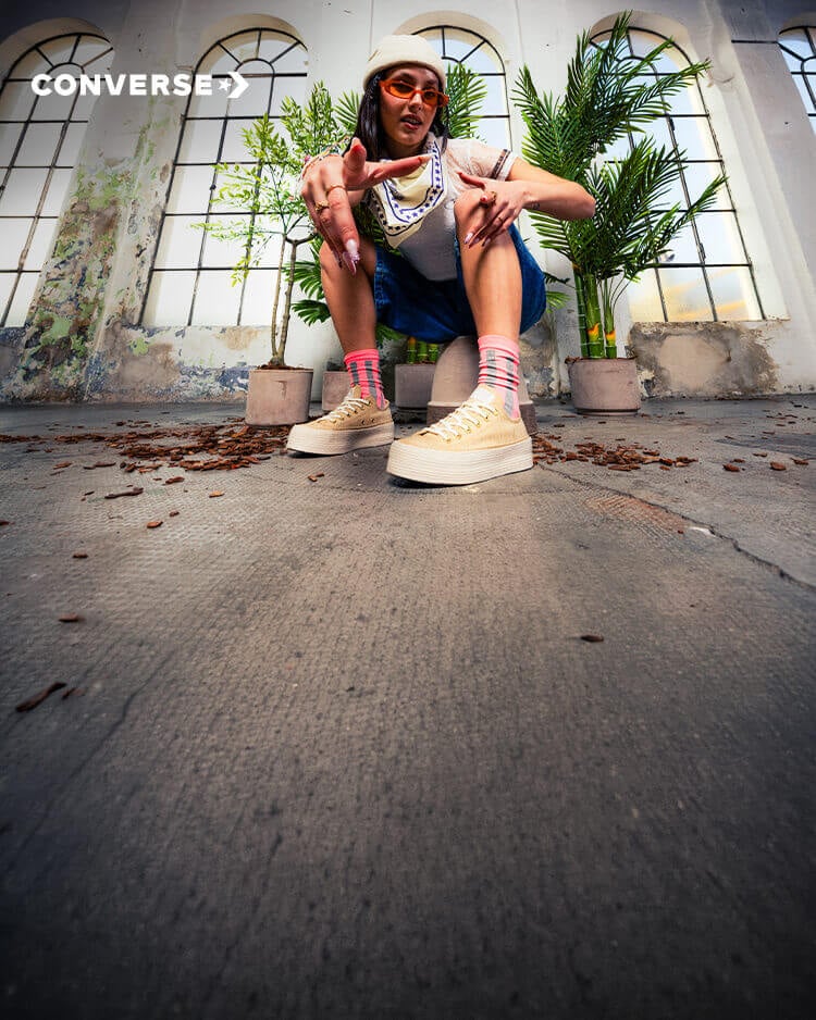 Ragazza che indossa sneakers Converse Espadrillas