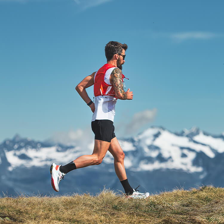 Ragazzo che fa trail running