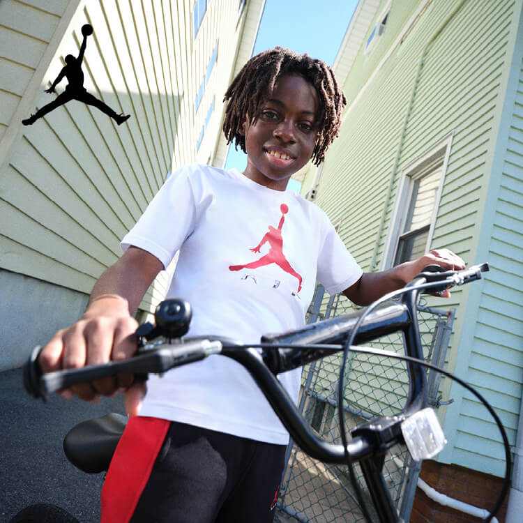 Bambino che indossano abbigliamento Nike Jordan
