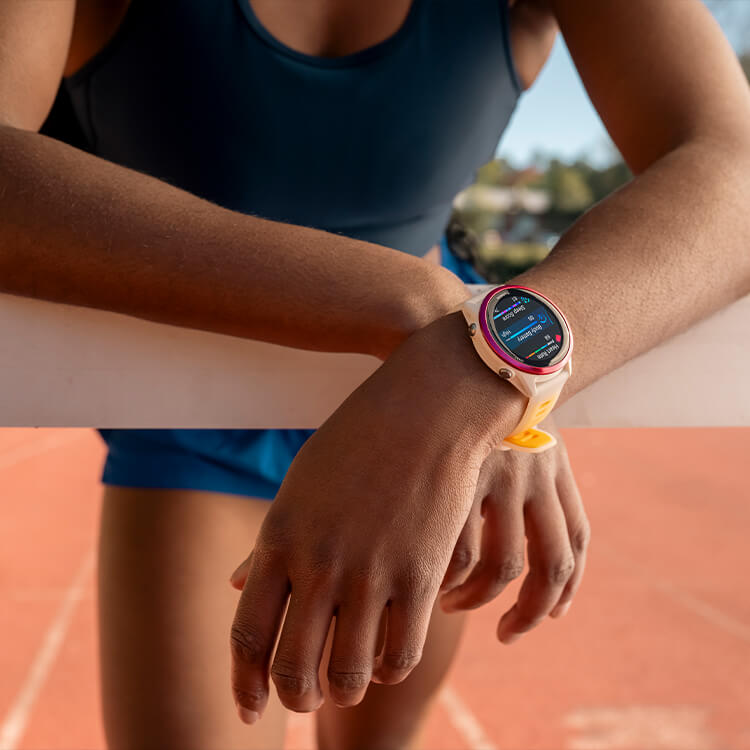 Ragazzo con smartwatch al polso