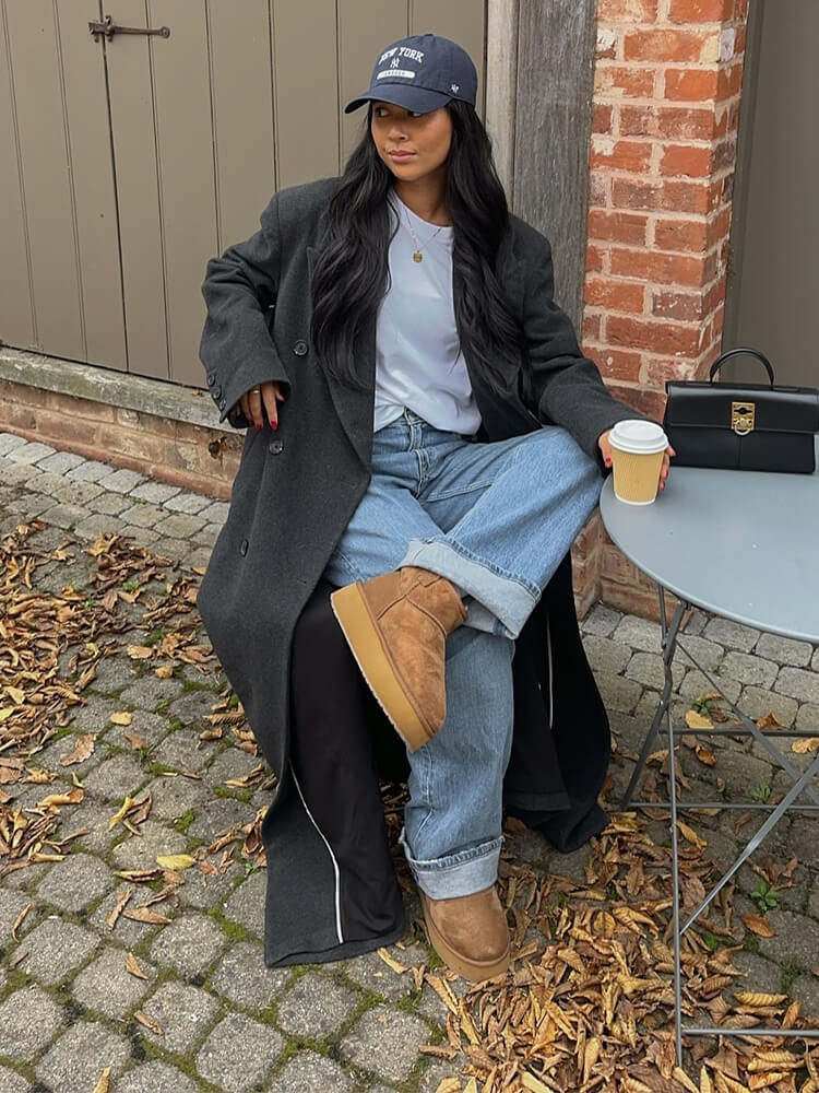 Ragazza che indossa stivaletti da donna EMU Stinger