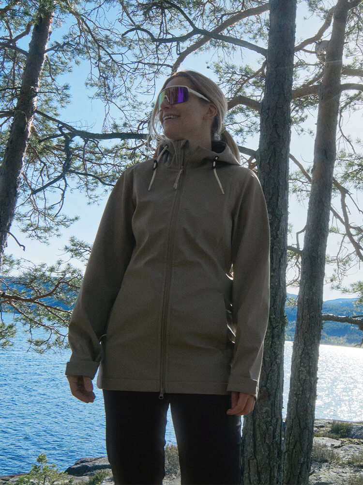 Ragazza vestita McKinley che cammina in montagna