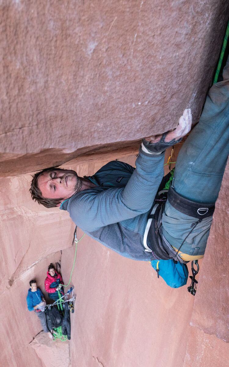 Ragazzi che si arrampicano su una roccia con abbigliamento Patagonia