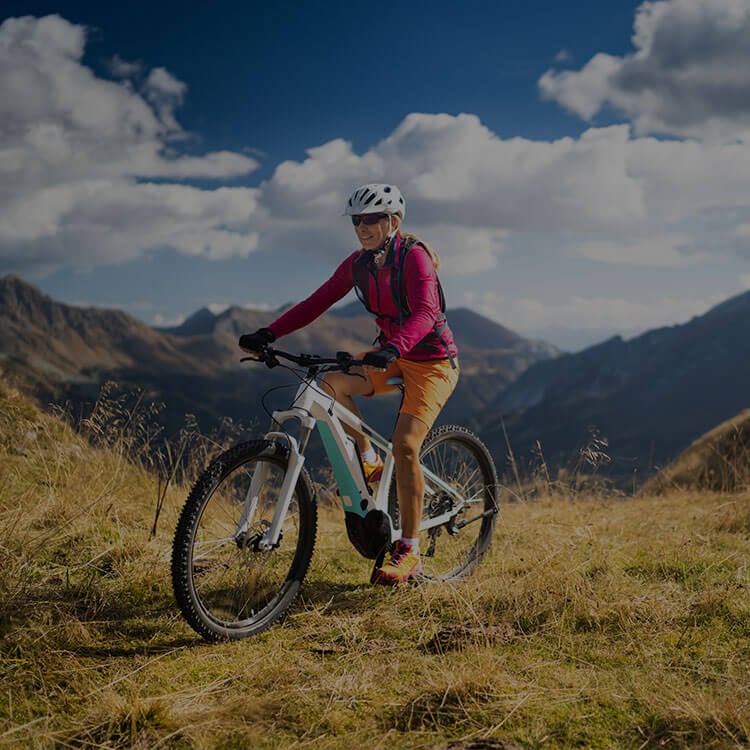 Persona che va in bicicletta in montagna