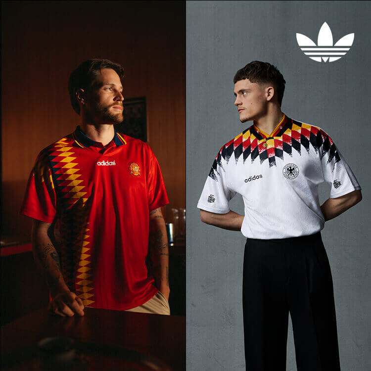 Ragazzi che indossano maglie adidas Spagna e Germania 1994