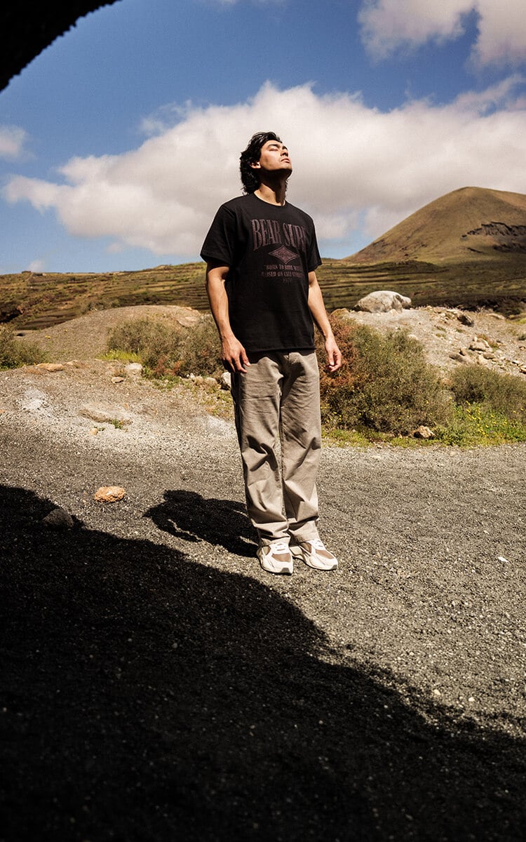Ragazzo che indossa t-shirt e pantalone Bear
