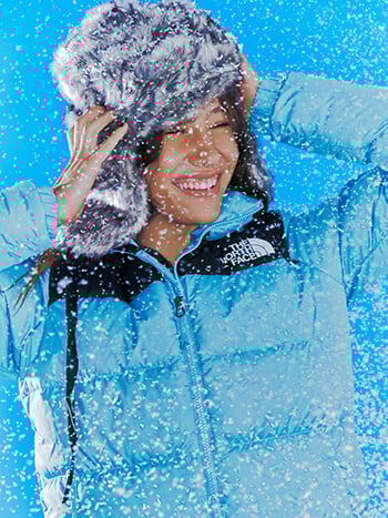 Ragazza vestita con pile teddy di Ellesse color terra