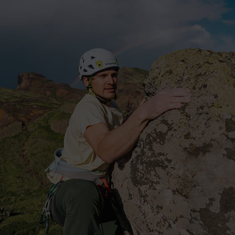 Ragazzo che scala una montagna