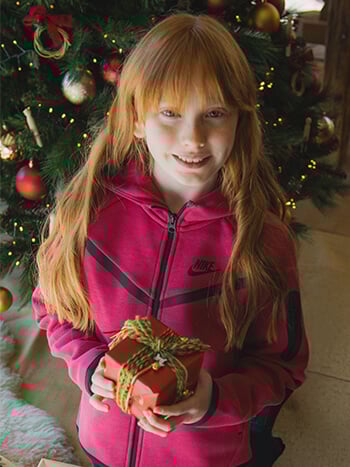 Bambina vestita con felpa Nike Tech Fleece fuxia