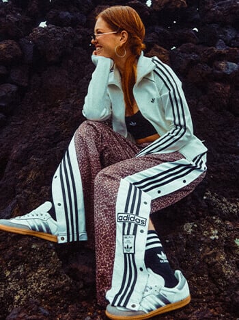 Ragazza vestita urban con abbigliamento adidas Originals