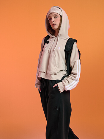 Ragazza che indossa abbigliamento autunnale