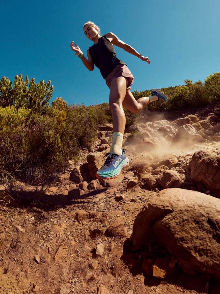 Ragazza che fa trail running