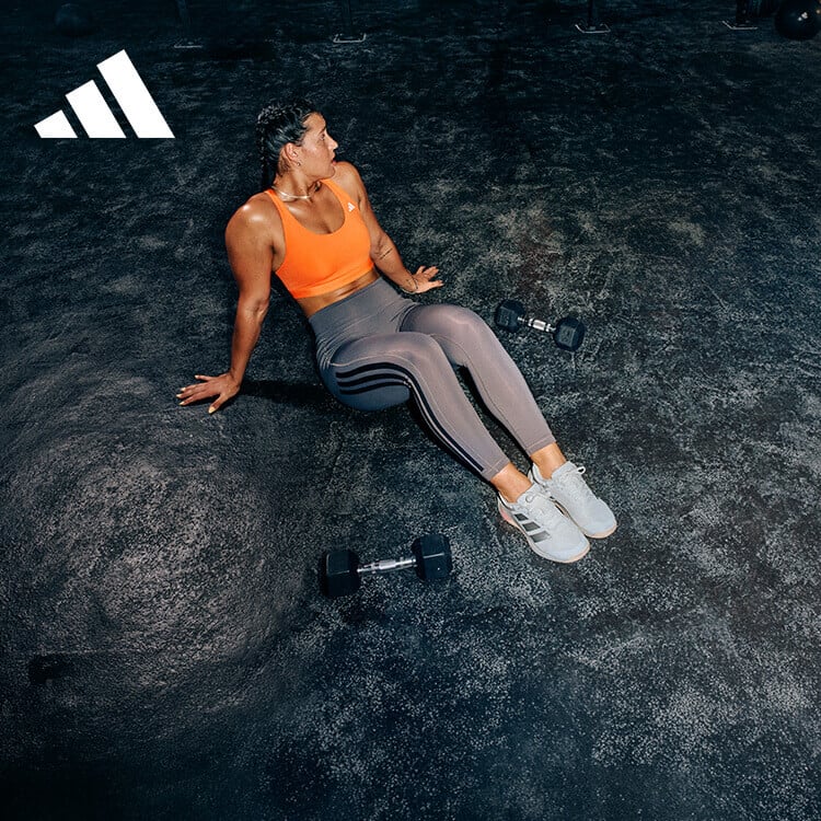 Ragazza che si allena con abbigliamento adidas training