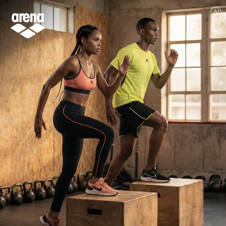 Ragazza e ragazzo che si allenano in palestra con abbigliamento Arena