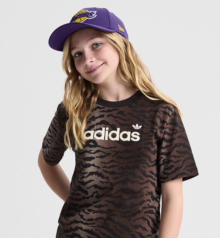 Bambina con tshirt adidas originals