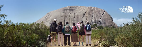 Ragazzi che indossano zaini e abbigliamento The North Face