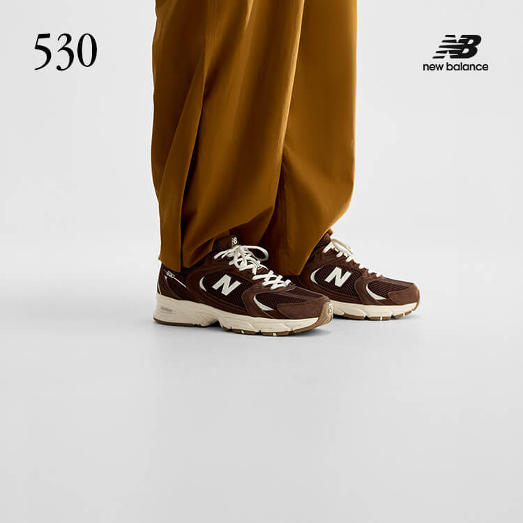 Persona che indossa sneakers New Balance 530