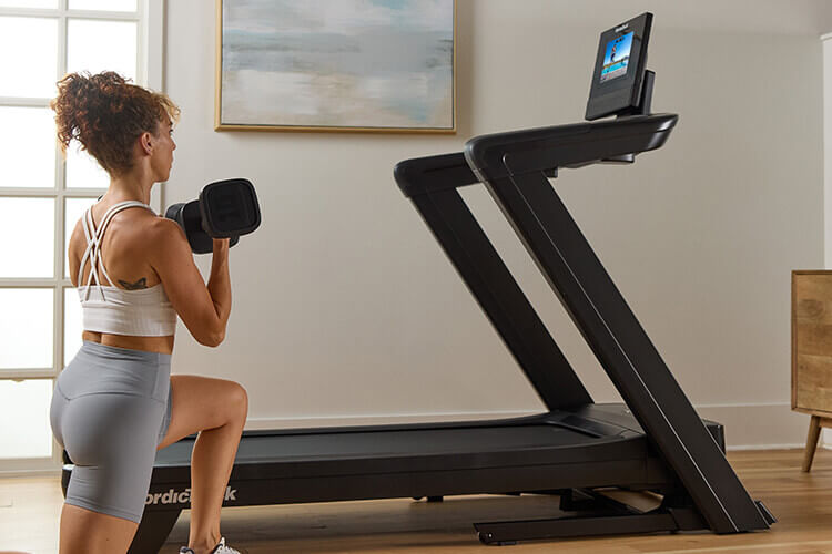 Ragazza che si allena con tapis roulant Nordictrack Commercial 1250