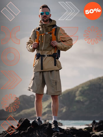 Ragazzo che indossa abbigliamento tecnico montagna