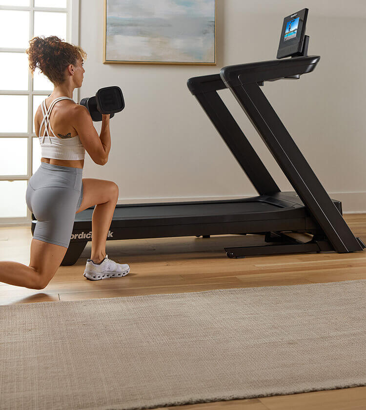 Ragazza che si allena con tapis roulant Nordictrack Commercial 1250
