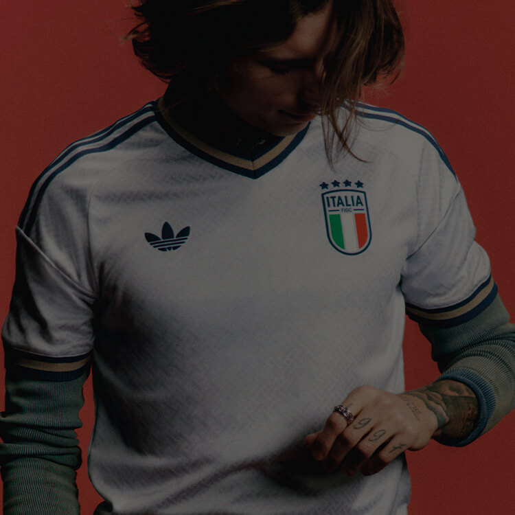 Ragazzo che indossa maglia Italia adidas Originals