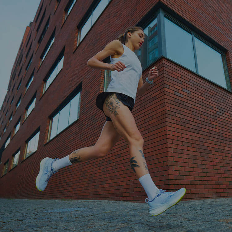 Ragazza che corre con pantaloncini da running