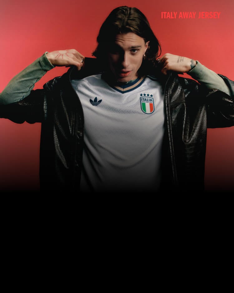 Ragazzo che indossa maglia adidas Italia Away Jersey