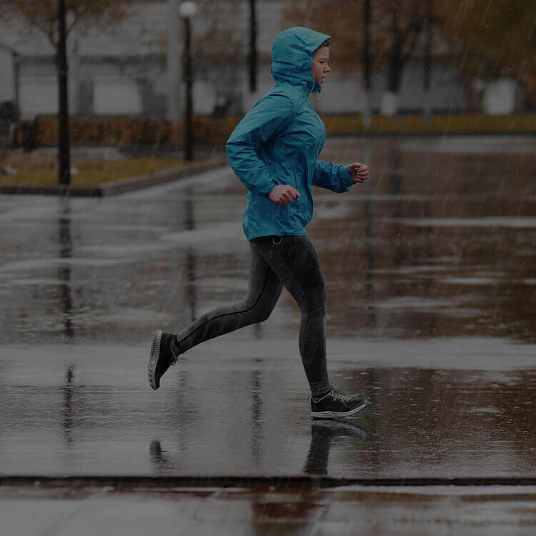 Persona che corre in inverno