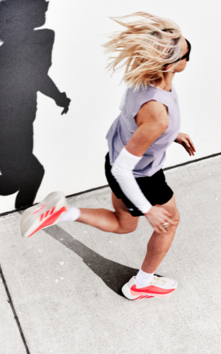 Ragazza che corre con scarpe da running adidas Hyperboost