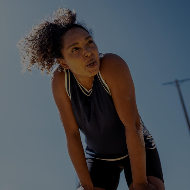 Ragazza che si riprende mentre che fa sport