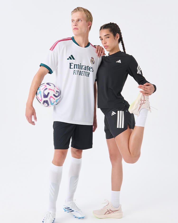 Ragazza vestita running e ragazzo vestito calcio