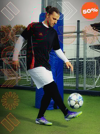 Ragazzo che palleggia in campo