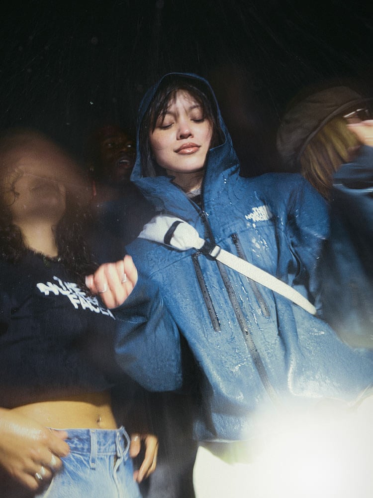 Ragazza che indossa giacca outdoor The North Face