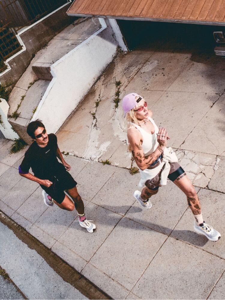 Due ragazzi che corrono con scarpe da running Salomon