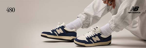 Persona che indossa sneakers New Balance 480